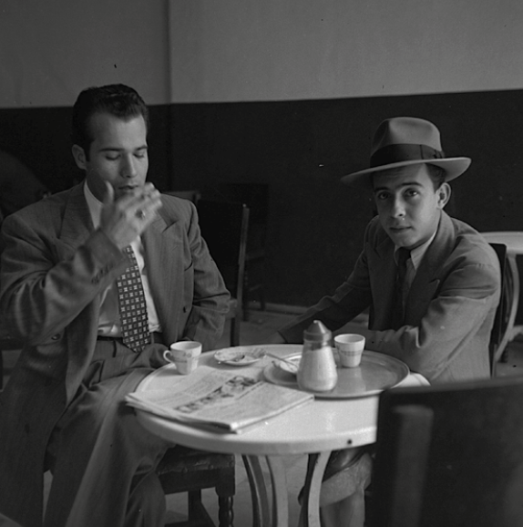 Manuel junto al poeta Carlos Castro Saavedra. Gabriel Carvajal. sf. Archivo Fotográfico BPP.